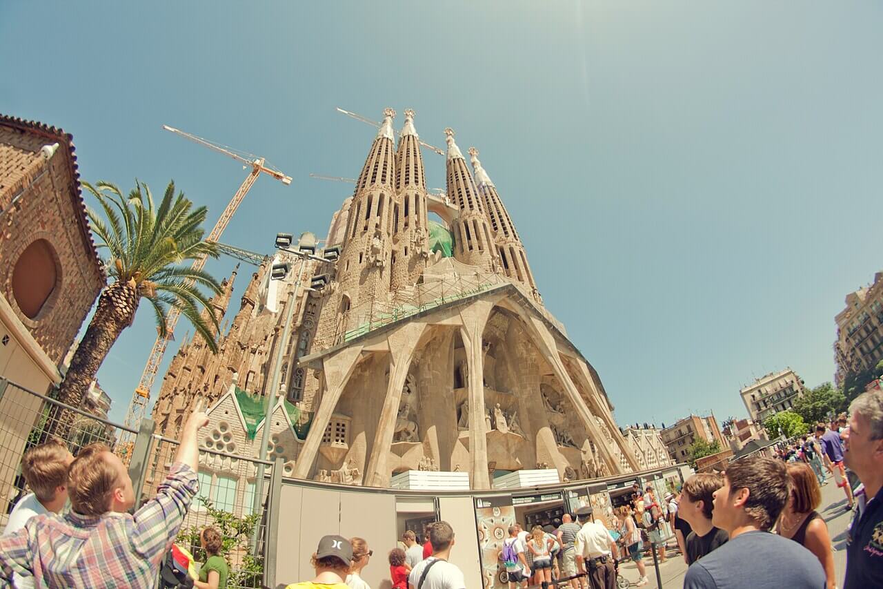 Vista de la fachada de la Sagrada Família en Barcelona, obra de Antoni Gaudí y uno de los templos más emblemáticos del modernismo catalán.