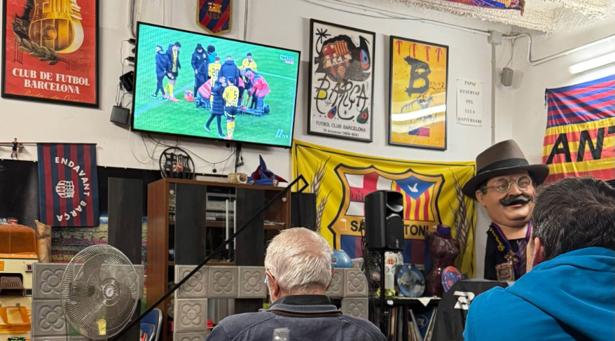 Interior de un bar de la Peña Barcelonista de Sant Antoni en Barcelona, un punto de encuentro habitual para ver partidos del FC Barcelona en un ambiente de afición local.
