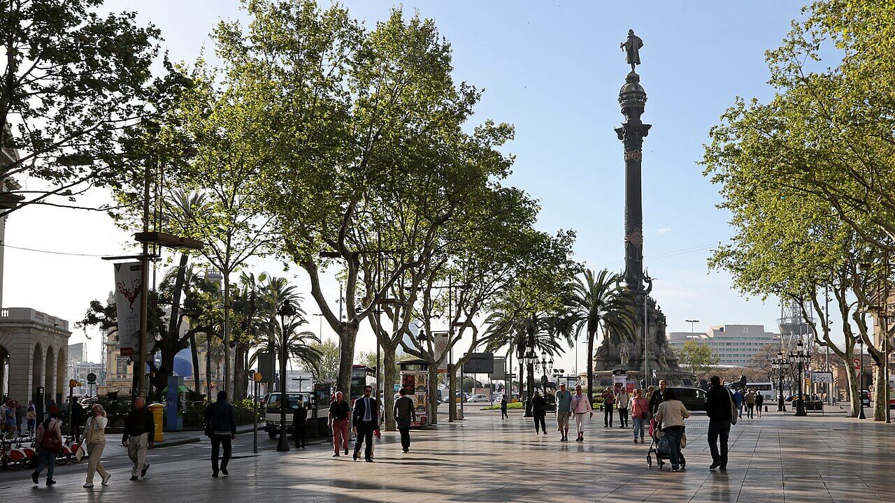 Vista de La Rambla y el Monumento a Colón en Barcelona, uno de los paseos más conocidos de la ciudad y punto de conexión con el puerto.