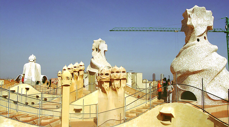 Vista de la Casa Milà, conocida como La Pedrera, una de las obras más emblemáticas de Antoni Gaudí en el Passeig de Gràcia de Barcelona, símbolo del modernismo catalán.