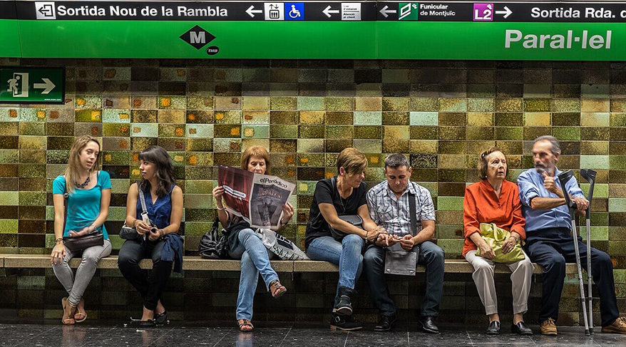Vagón del metro de Barcelona en la estación Paral·lel, una de las principales conexiones de transporte público de la ciudad. Imagen recortada de la fotografía original.