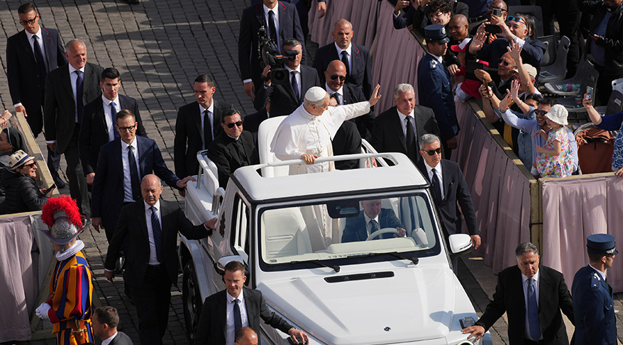 El Papa León XIV saluda desde el papamóvil durante una ceremonia en Roma en 2025.