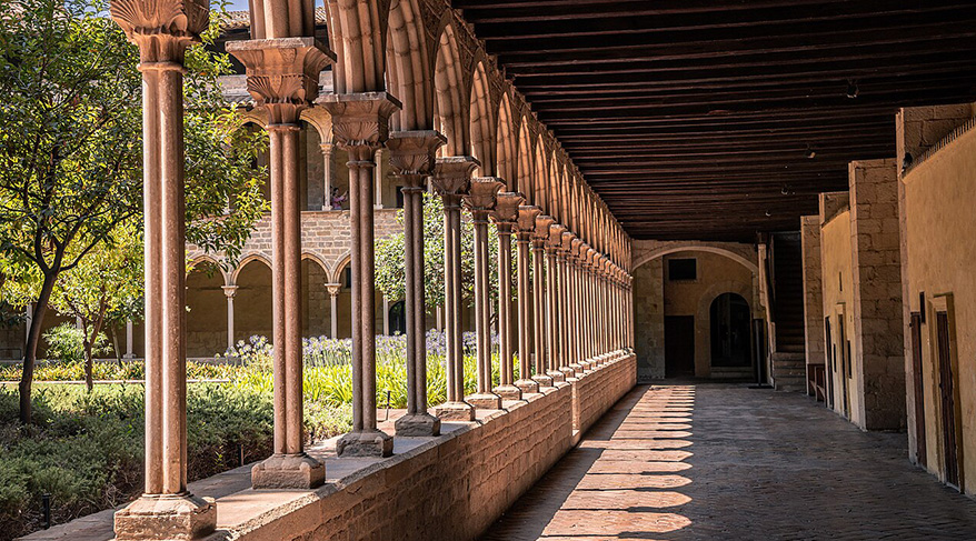 Claustro del Monasterio de Pedralbes en Barcelona con arcos góticos y jardín interior