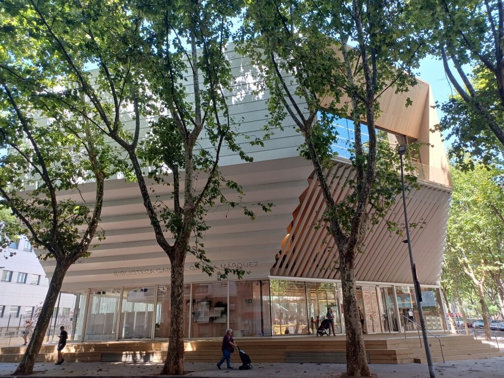 Vista exterior de la Biblioteca Gabriel García Márquez, en el distrito de Sant Martí de Barcelona, destacando su arquitectura contemporánea de madera y vidrio.