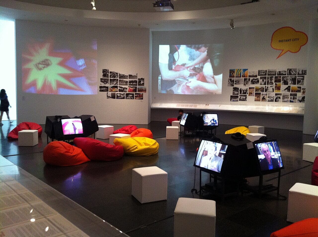 Interior del Museo de Arte Contemporáneo de Barcelona (MACBA) con la exposición ICSID y varios elementos expositivos.