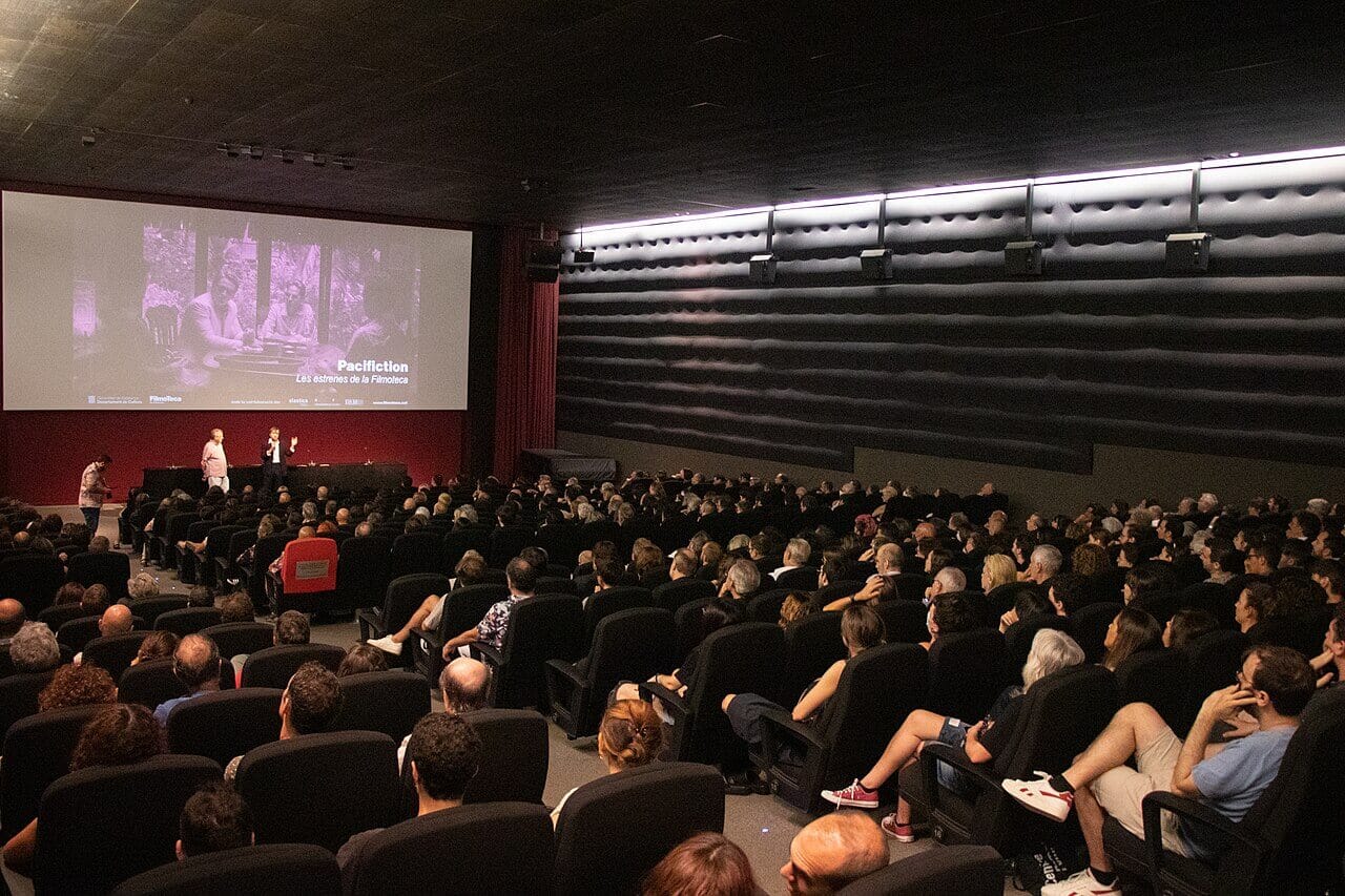 Sala Chomón de la Filmoteca de Catalunya durante el preestreno de la película Pacifiction, con público asistiendo a la proyección.
