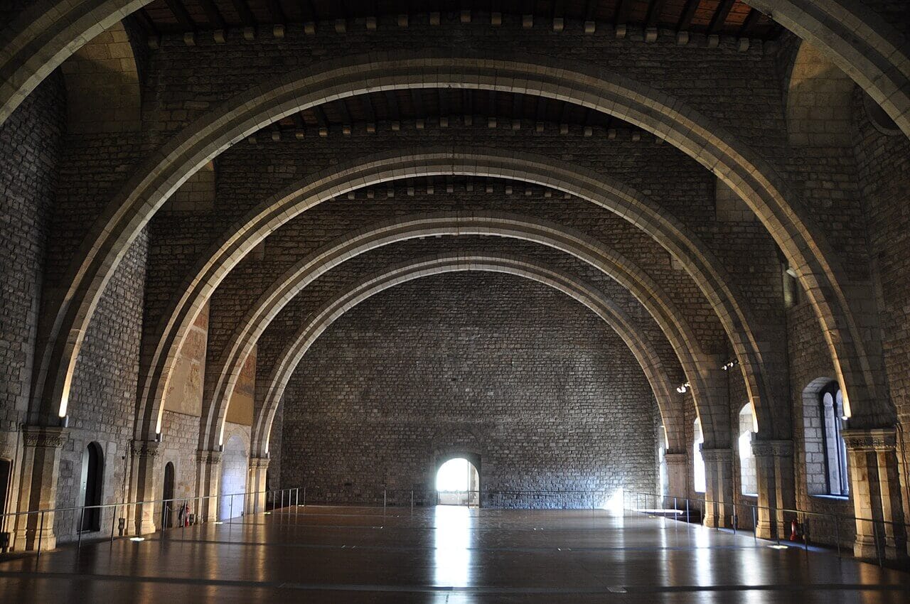 Vista del interior del Saló del Tinell, en el Palau Reial Major de Barcelona, con sus característicos arcos góticos de gran altura.
