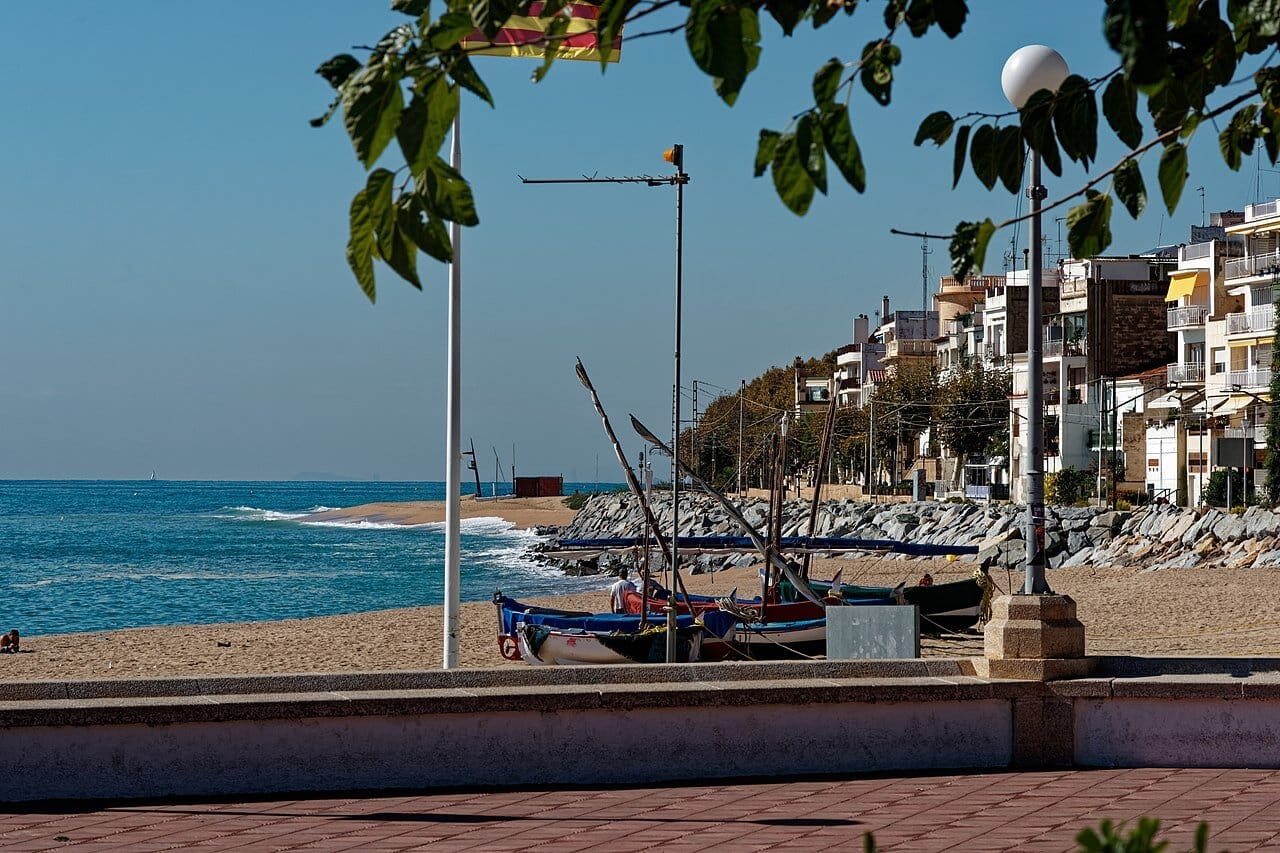 Vista de la Avinguda del Doctor Furest en Sant Pol de Mar con edificios y entorno urbano en perspectiva hacia el suroeste