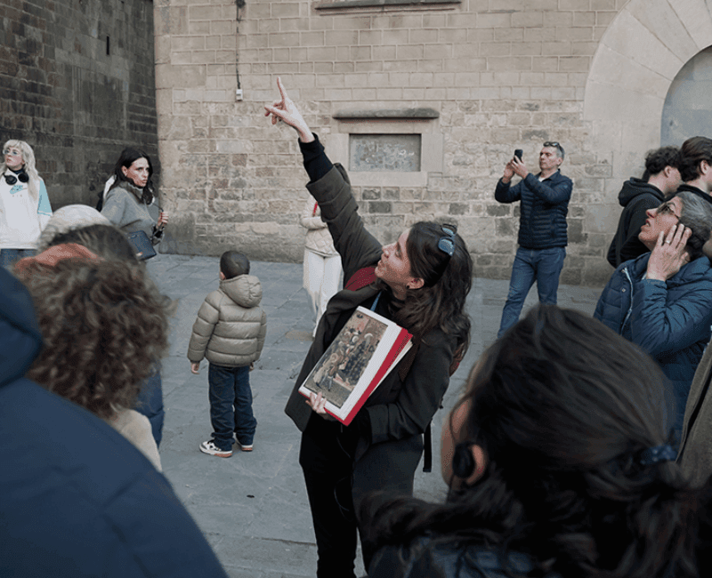 carmen dando un tour privado por el casco antiguo de barcelona