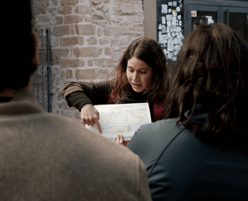 carmen dando uno de los tours mensuales por el barrio góitco