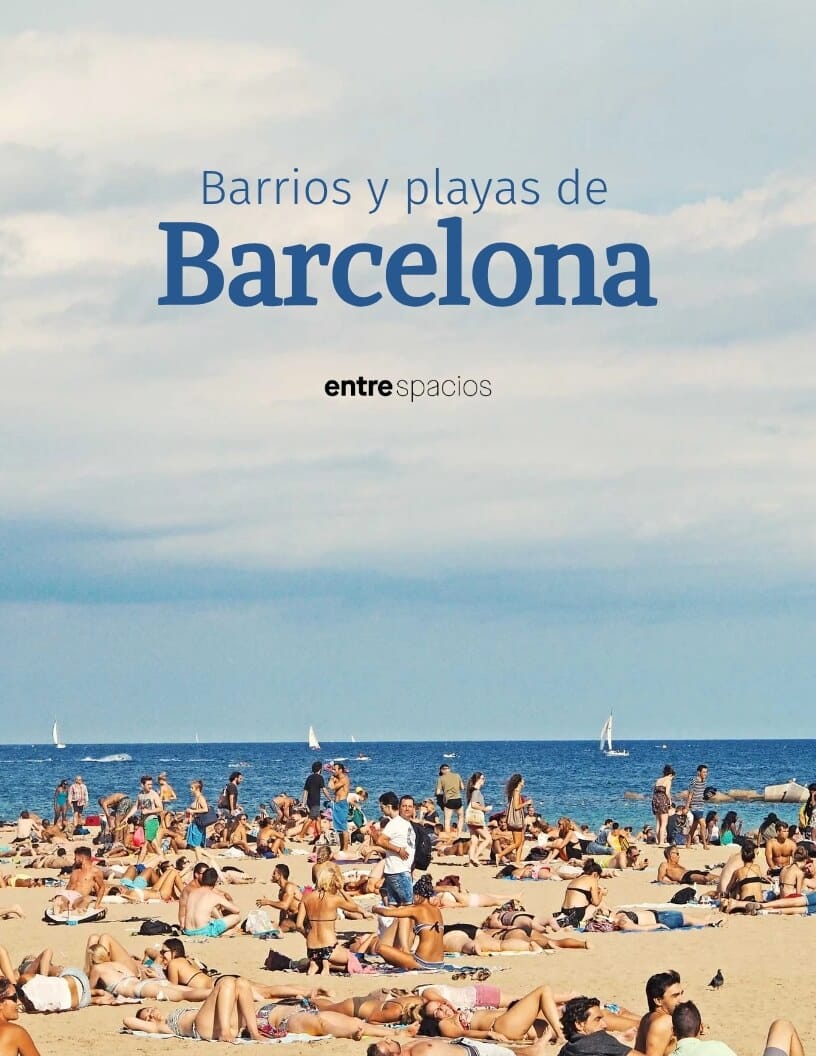Playa de Barcelona llena de visitantes junto al mar Mediterráneo, guía de barrios y playas de Barcelona para turistas.