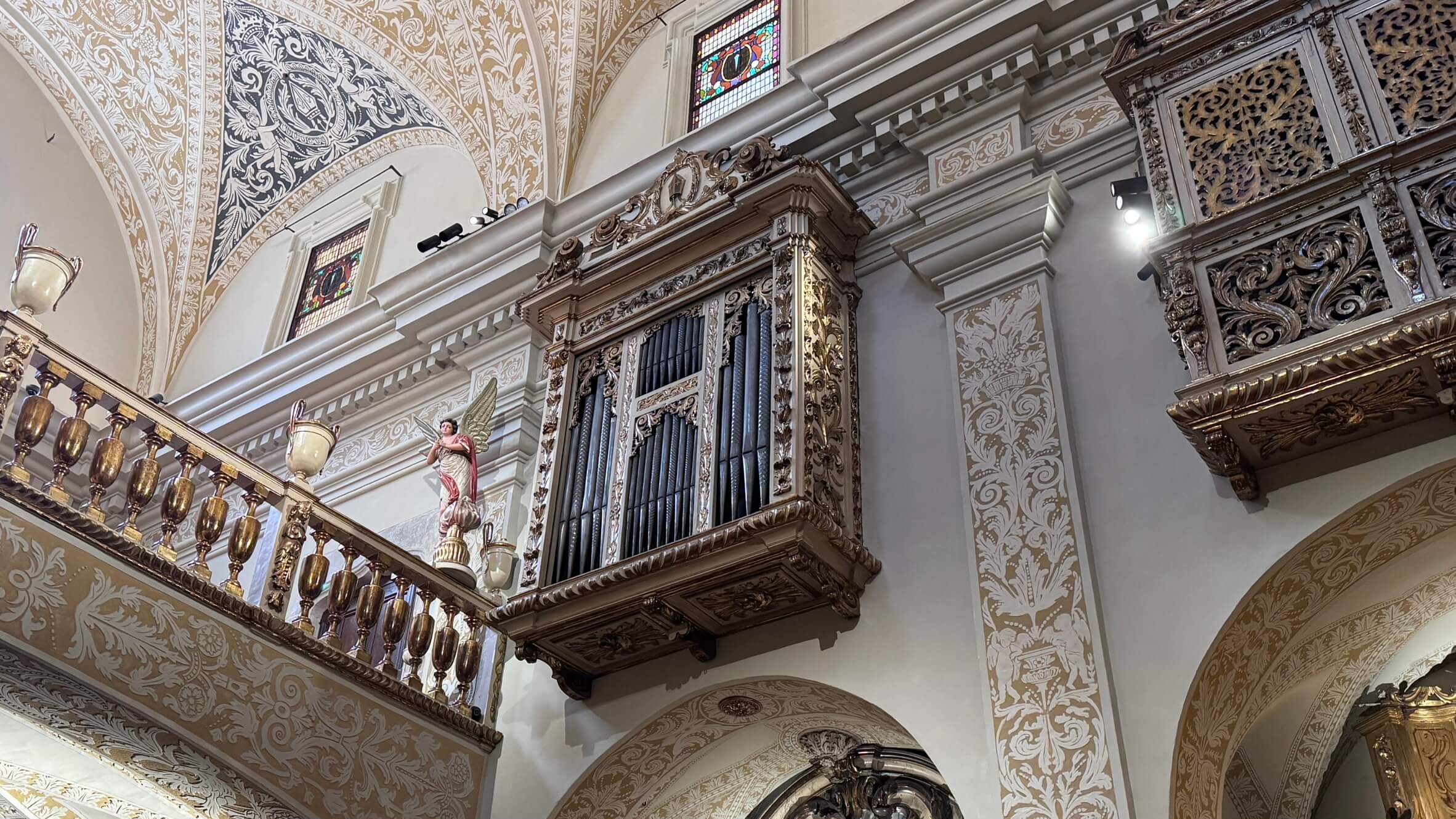 Órgano histórico situado en el coro de la iglesia de Sant Sever, un destacado ejemplo del patrimonio musical barroco de Barcelona.