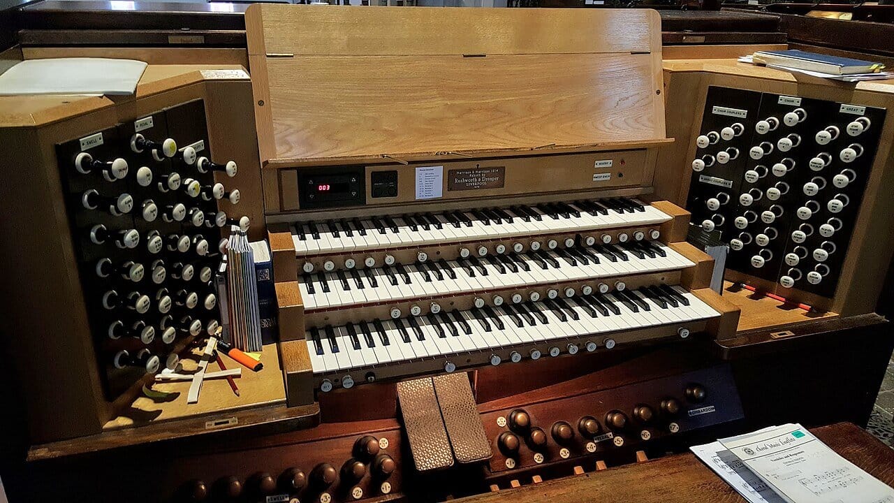 Consola de un órgano de tubos con varios teclados, registros y pedalero en la iglesia de St. Peter, Bournemouth.
