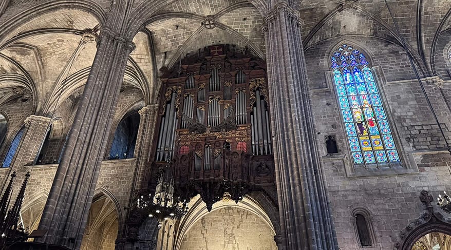 Órgano monumental de la Catedral de Barcelona, situado en una de las naves del templo gótico.