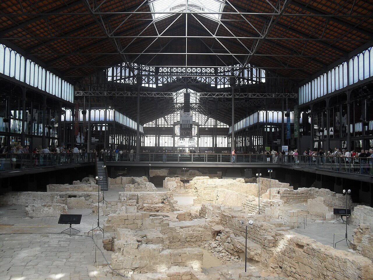 Antigua destilería de 1714 conservada bajo el mercado del Born, en Barcelona.