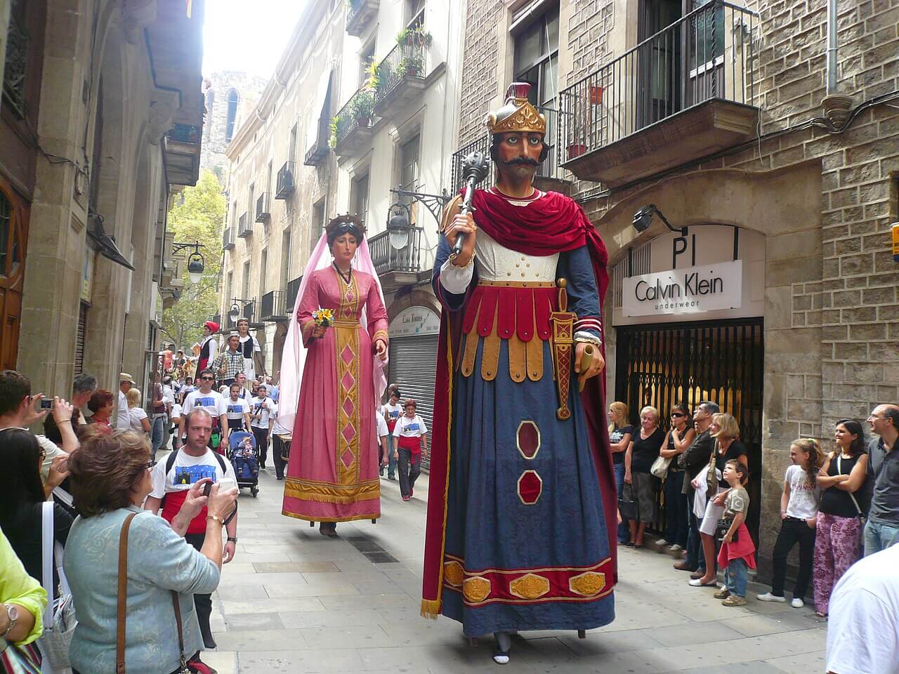 Cabalgata de gigantes de las fiestas de La Mercè de 2008 por las calles de Barcelona, entre la calle Cardenal Casañas, la calle del Pi, la calle Canuda y La Rambla.