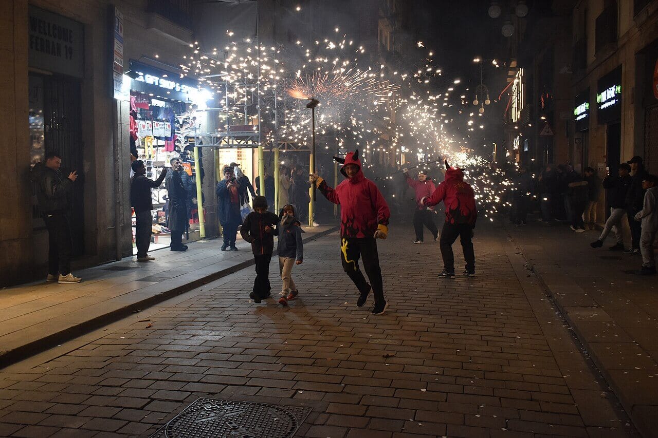 Correfoc de las fiestas de Barcelona de 2024, con diablos y fuego durante el recorrido por las calles de la ciudad.