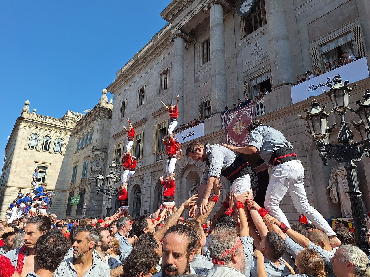 Diada castellera de La Mercè 2024 en la plaza de Sant Jaume de Barcelona, con una actuación de castells durante las fiestas de La Mercè.