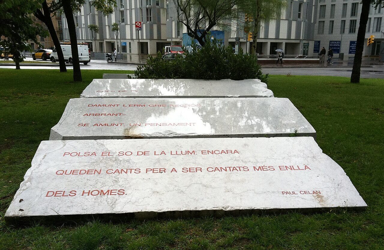 Monumento a Paul Celan y Josep Moragues, obra de Francesc Abad, en Barcelona.