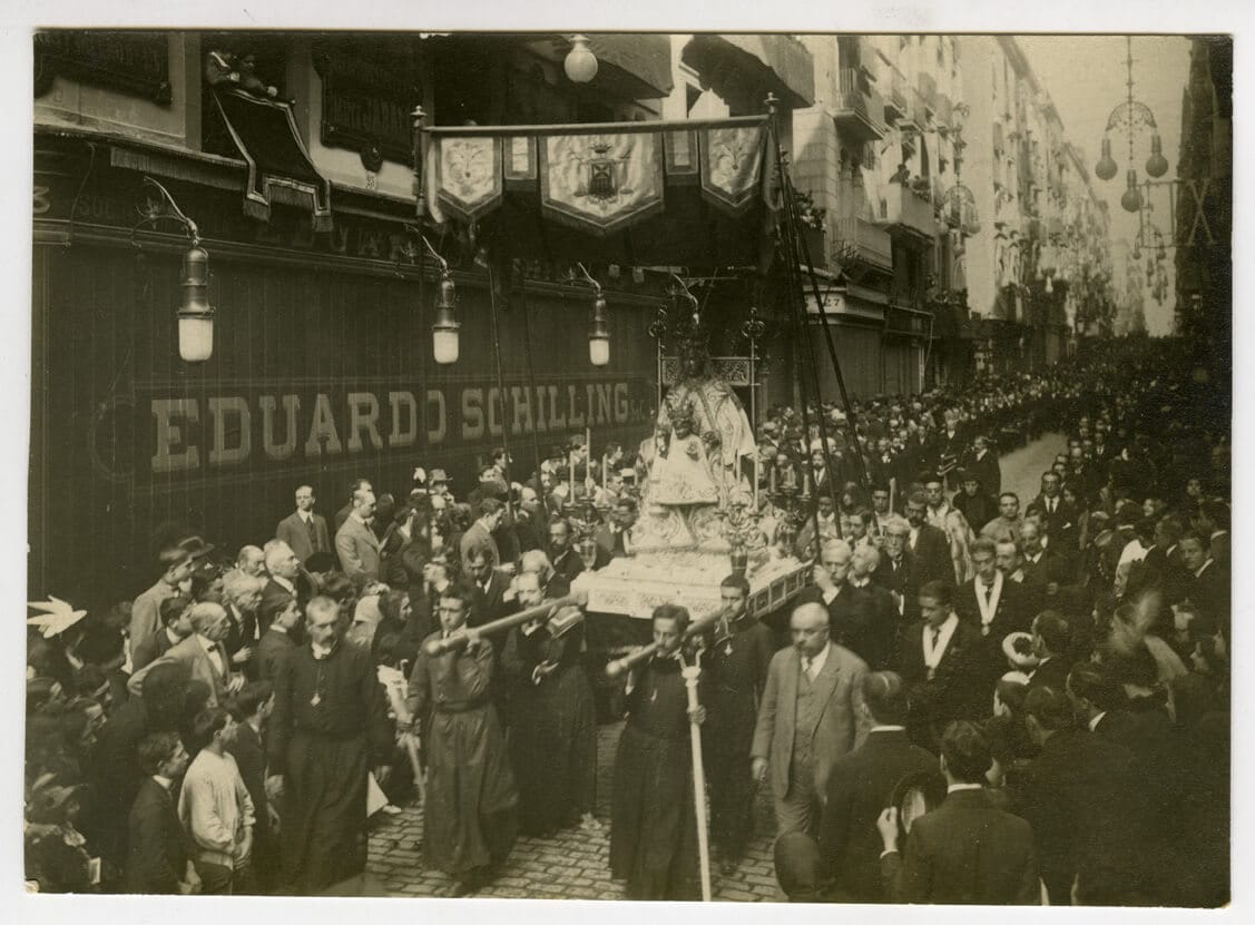 Procesión de la Mare de Déu de la Mercè por el carrer Ferran de Barcelona en noviembre de 1914.