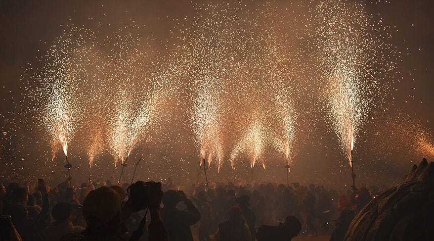 Correfoc en Barcelona durante una celebración tradicional, con participantes y fuegos artificiales.