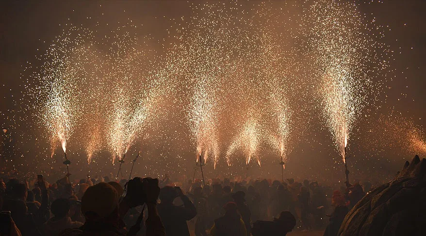 Correfoc en Barcelona durante una celebración tradicional, con participantes y fuegos artificiales.