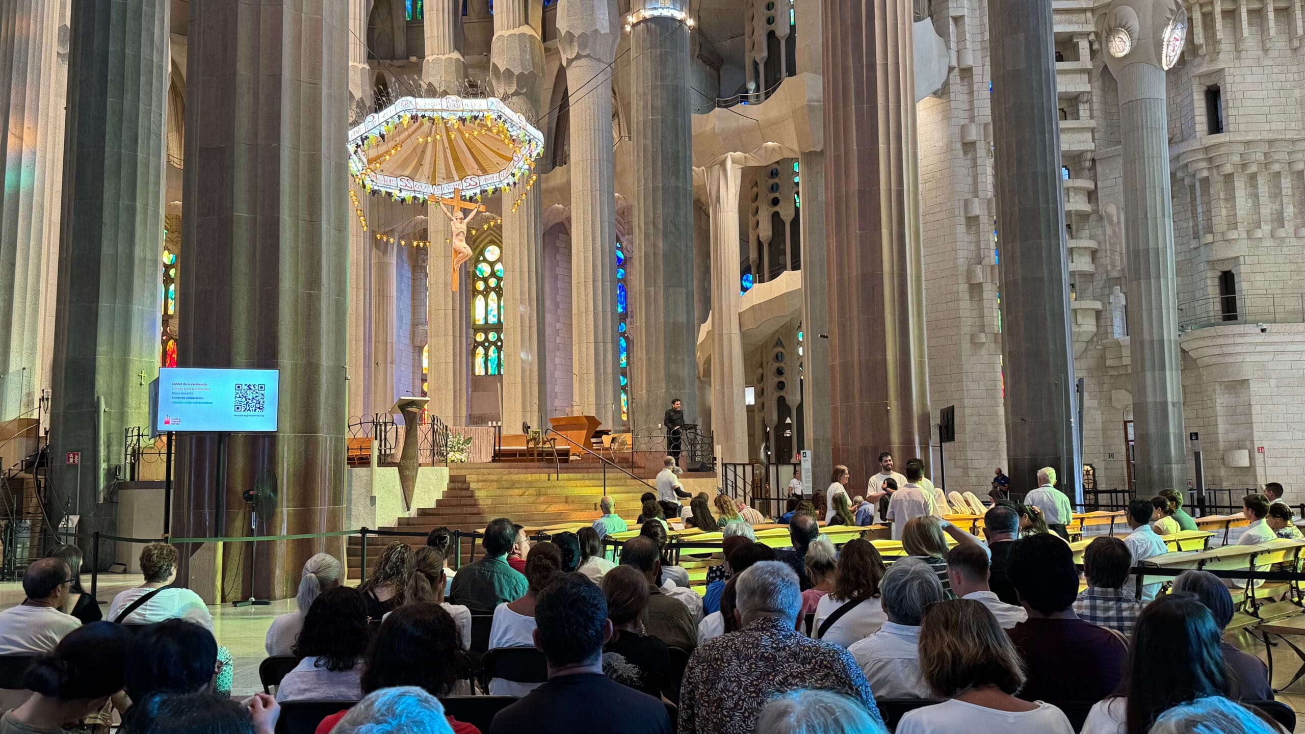 Celebración de la misa internacional gratuita de los domingos en el interior de la Basílica de la Sagrada Família de Barcelona.