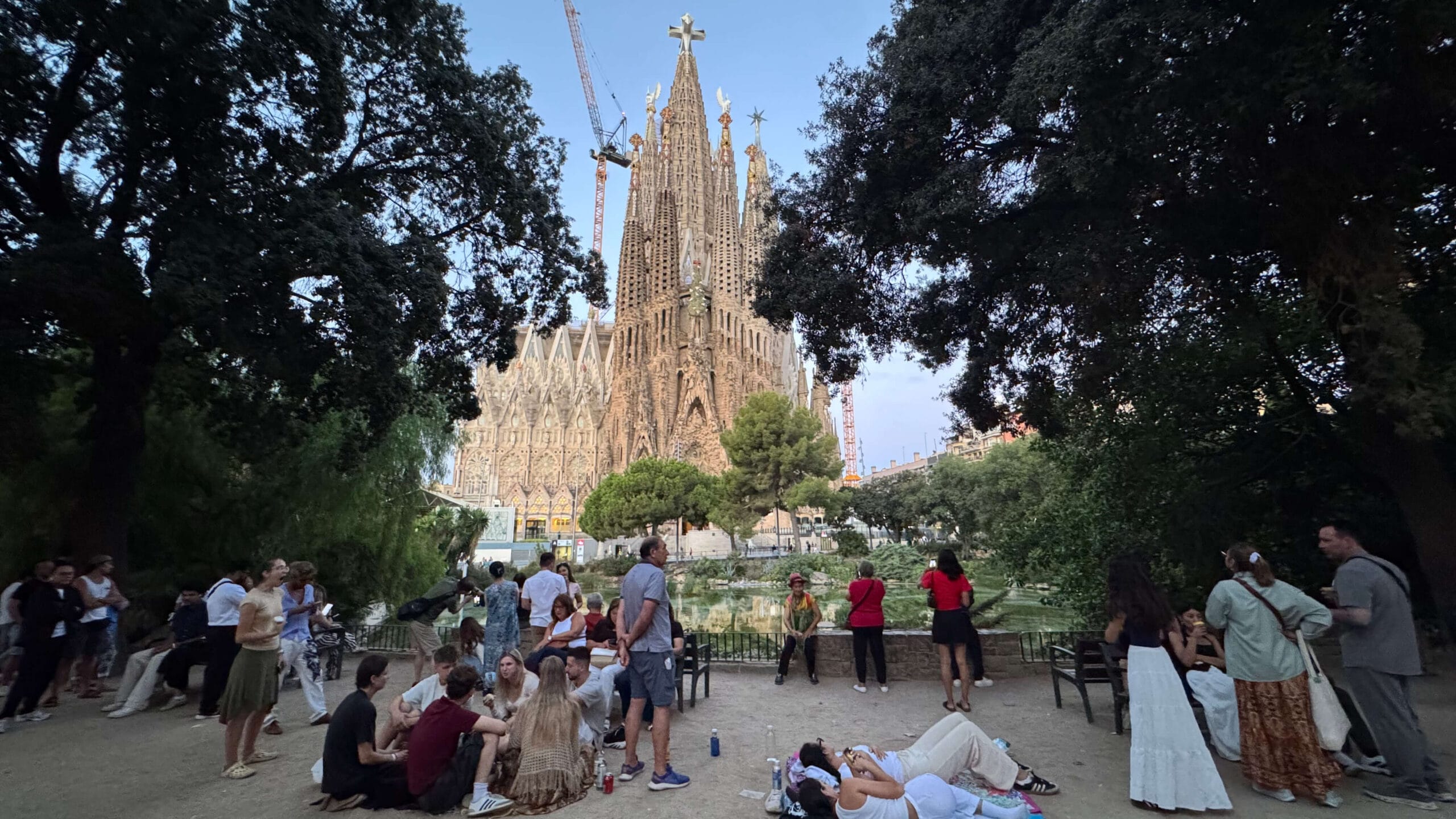 Visitantes esperando en el exterior de la Sagrada Família para acceder a la misa internacional gratuita del domingo.