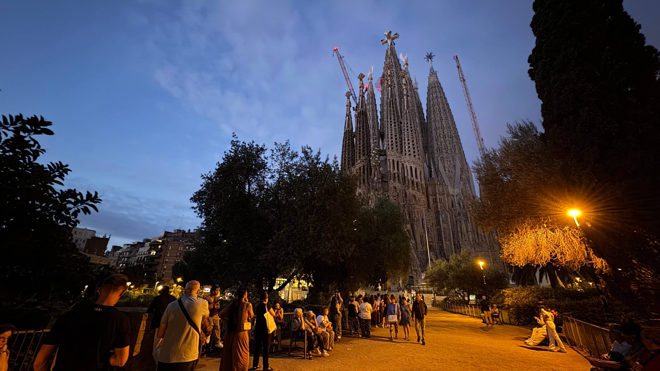 Fila de visitantes en el exterior de la Sagrada Família para acceder a la misa internacional gratuita de los domingos.