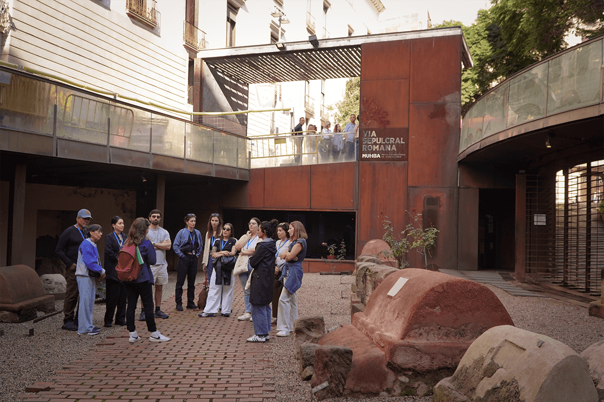 Recorrido con audioguía gratis por el Barrio Gótico de Barcelona en la Plaça de la Vila de Madrid