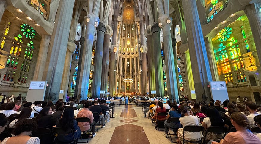 Interior de la Sagrada Família durante la misa internacional gratuita que se celebra los domingos en Barcelona.